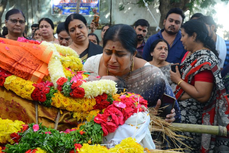 విషాదంలో కవిత