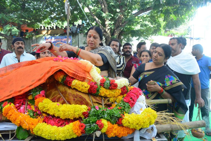 ముఖంలో విషాదం