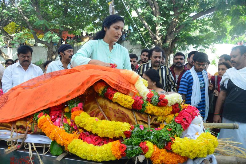 నివాళులు అర్పిస్తున్న నటి జయలక్ష్మి