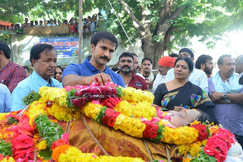 నివాళులు అర్పిస్తున్న నటుడు రవి ప్రకాష్