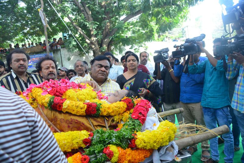 బాబు మోహన్ నివాళులు