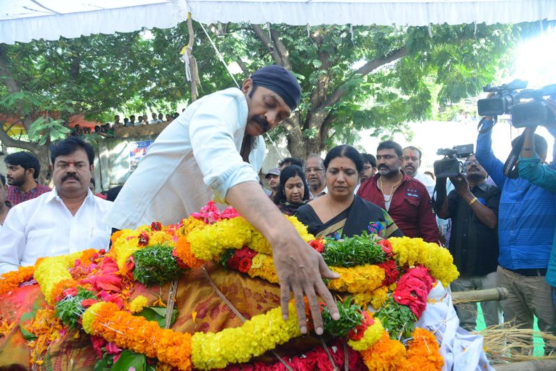 గీతాంజలి భౌతికకాయం వద్ద రాజశేఖర్ దంపతులు