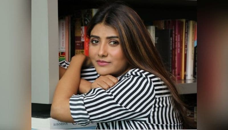 অরিন্দম সিলের পরিচালনায়ও পার্ণো মিত্র অসাধারন কিছু কাজ করেছেন। বলা যায় সব ফ্রেমেই তিনি মানানসই।