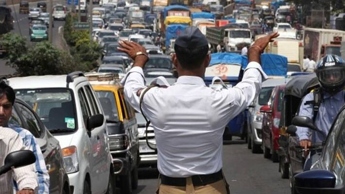 Biker thrash To Police inspector in Bengaluru Biker thrash To Police inspector in Bengaluru