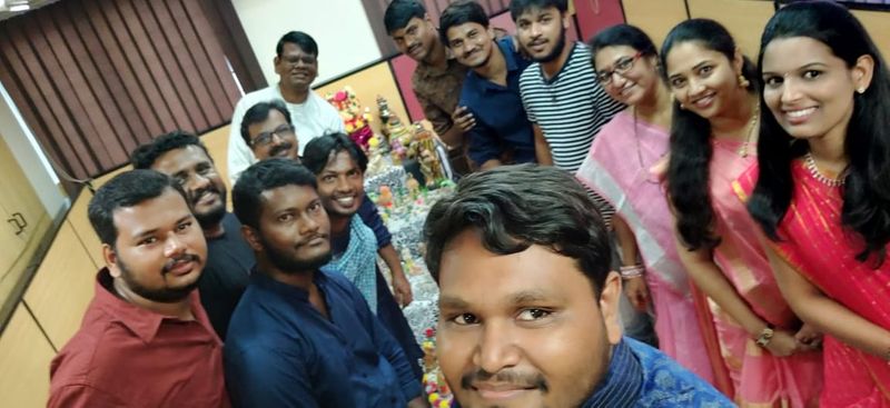 చీకటిపై వెలుతురు, చెడు పై మంచి చేసిన విజయానికి చిహ్నమే ఈ దీపావళి పండగ. దేశంలోని చీకటిని పారద్రోలుతూ ప్రజలంతా దీపావళి పండగను ఆనందంగా జరుపుకున్నారు. కాగా... ఈ వెలుగుల దీపాలు..ఏషియానెట్ కార్యాలయంలోనూ వెలిగాయి.