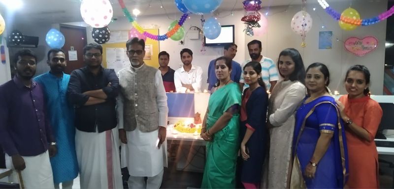 దీపావళి పర్వదినాన ఉద్యోగులంతా సంప్రదాయ వస్త్రాలు ధరించారు. కార్యాలయాన్ని రంగు రంగుల పూలతో, దీపాలతో అలంకరించారు. ఏషియానెట్