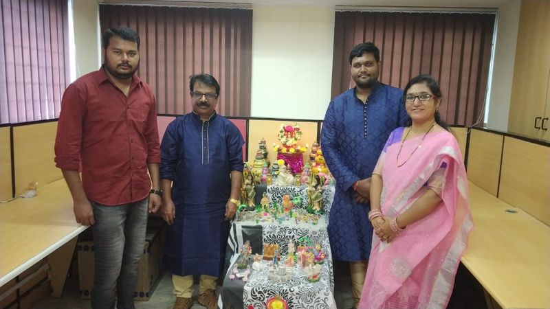 దీపాల కాంతులతో కార్యాలయాలకు సరికొత్త వెలుగు సంతరించుకుంది. లక్ష్మీదేవి, వినాయక ప్రతిమలకు ప్రత్యేకంగా పూజలు నిర్వహించారు. పూలు, మామిడాకులతో అందంగా రంగవళ్లులు ఏర్పాటు చేసి అందంగా ముస్తాబు చేశారు.