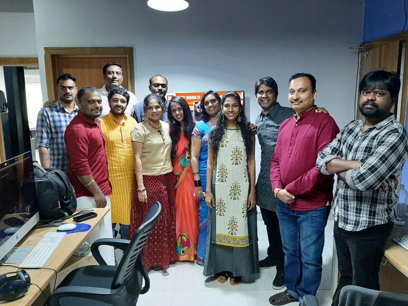 దీపాలు, పూలతో దీపావళి శుభాకాంక్షలు తెలియజేశారు. ఆఫీసు ప్రత్యేకతను తెలియజేసేలా ఏషియానెట్ ని కూడా బంతి పూలు, రంగులతో కూడా తీర్చిదిద్దారు.