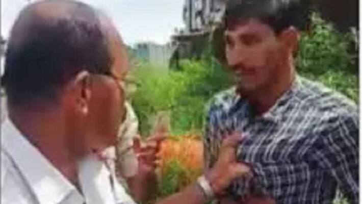 traffic police clash with bike rider for not following rules traffic police clash with bike rider for not following rules