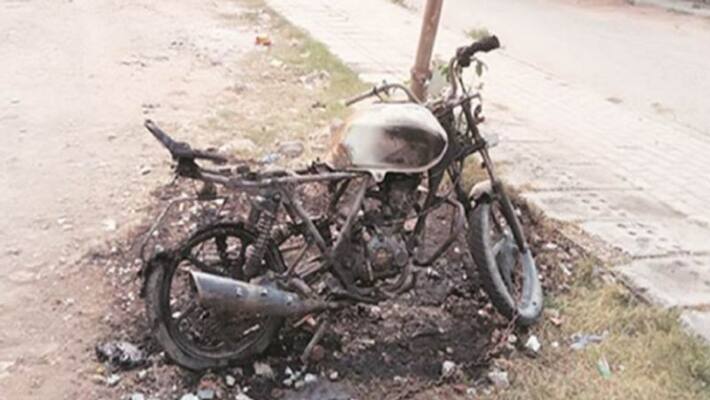 There was such a debate with the police over the challan, young man set the bike on fire in between the road There was such a debate with the police over the challan, young man set the bike on fire in between the road