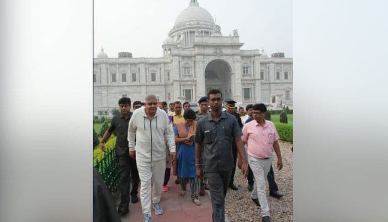 এর মধ্যেই কেউ কেউ আবার রাজ্যপালের কাছে বিভিন্ন বিষয়ে ছোটখাটো অভিযোগও জানাতে থাকেন। মন দিয়ে সেসব শোনেন জগদীপ ধনখড়।