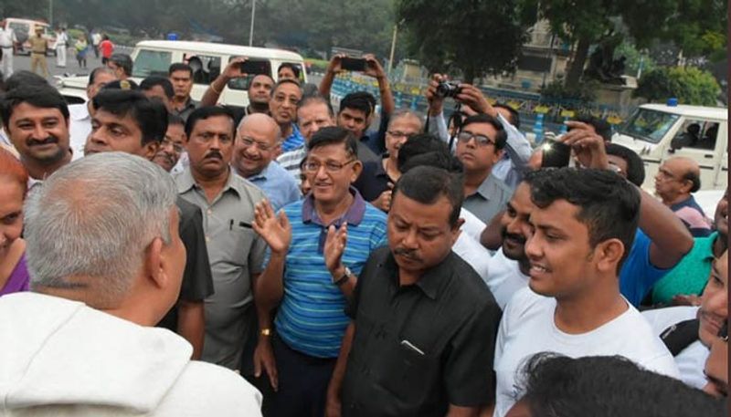 জনসংযোগের জন্য অনেক সময়ই প্রাতঃভ্রমণকারীদের বেছে নেন রাজনীতিকরা। রাজ্য বিজেপি-র পক্ষ থেকে সকালের চায়ের আড্ডায় জনসংযোগ গড়ে তোলার কর্মসূচি অনেক দিন ধরেই এ রাজ্যে চলছে। নির্বাচনের সময় এই পথে হাঁটেন অন্যান্য দলের প্রার্থীরাও। কিন্তু বেনজিরভাবে এ দিন সেই কাজটাই করলেন জগদীপ ঘনখড়।