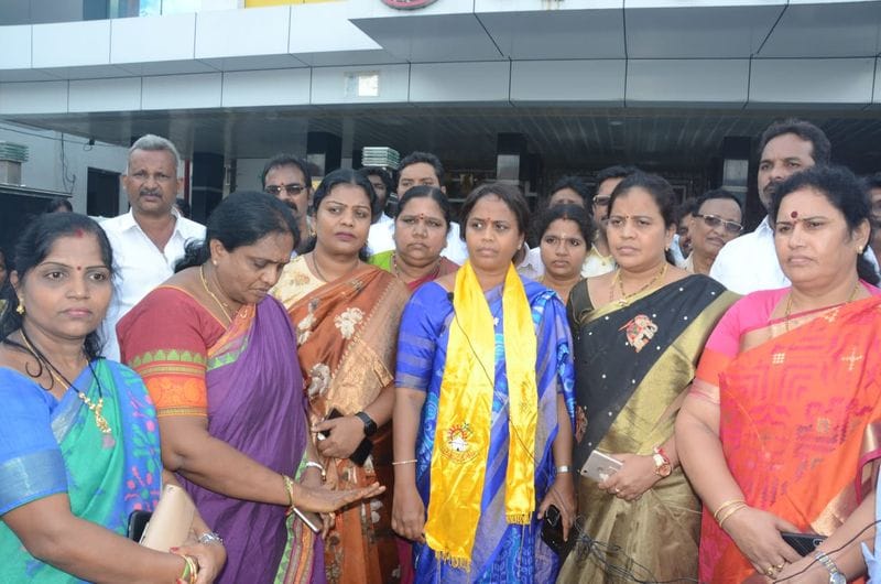 విశాఖ మాజీ మేయర్ గా ఆయన మాలాంటి వాళ్లకు ఆదర్శంగా నిలిచారని తెలుగుదేశం రాష్ట్ర ప్రధాన కార్యదర్శ పంచుమర్తి అనూరాధ విచారం వ్యక్తం చేశారు.మాజీ లోక్ సభ సభ్యలు సబ్బం హరి మరణం భాధాకరం. ఆయన మృతి ఉత్తరాంధ్రకు ముఖ్యంగా విశాఖా ప్రజలకు తీరని లోటు. తెలుగుదేశం పార్టీ ఒక మంచి నాయకుడు, విశ్లేషకుడిని కోల్సోయిందన్నారు.విశాఖ మాజీ మేయర్ గా ఆయన మాలాంటి వాళ్లకు ఆదర్శంగా నిలిచారు. ఆయన తన భావాలను నిర్మొహమాటంగా వ్యక్తపరిచేవారు. ఆయన లేని లోటు పార్టీకి తీర్చలేనిది. సబ్బం హరి గారి ఆత్మకు శాంతి చేకూరాలని వారి కటుంభ సభ్యులకు, ఆ దేవుడు మనో ధైర్యం ప్రసాధించాలని కోరుకుంటున్నాను అన్నారు.