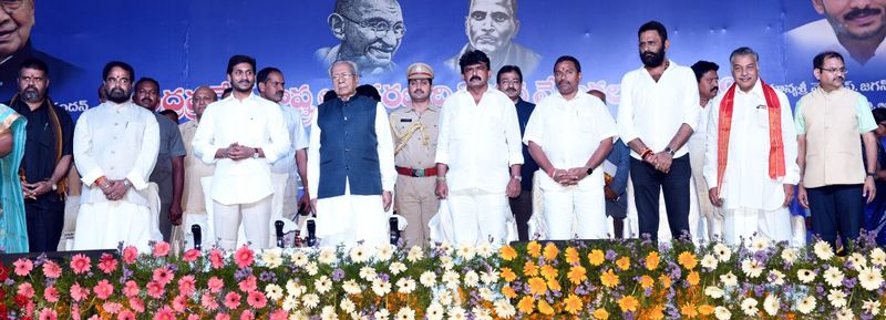 cm jagan governor biswabhushan attended in ap formation day celebrations in vijayawada