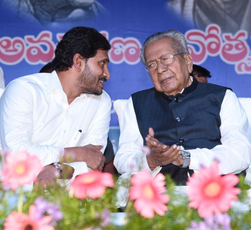 cm jagan governor biswabhushan attended in ap formation day celebrations in vijayawada