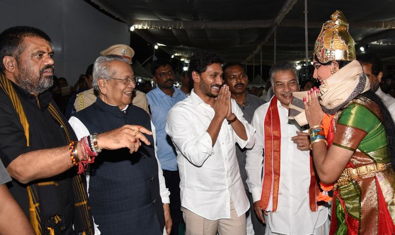 cm jagan governor biswabhushan attended in ap formation day celebrations in vijayawada