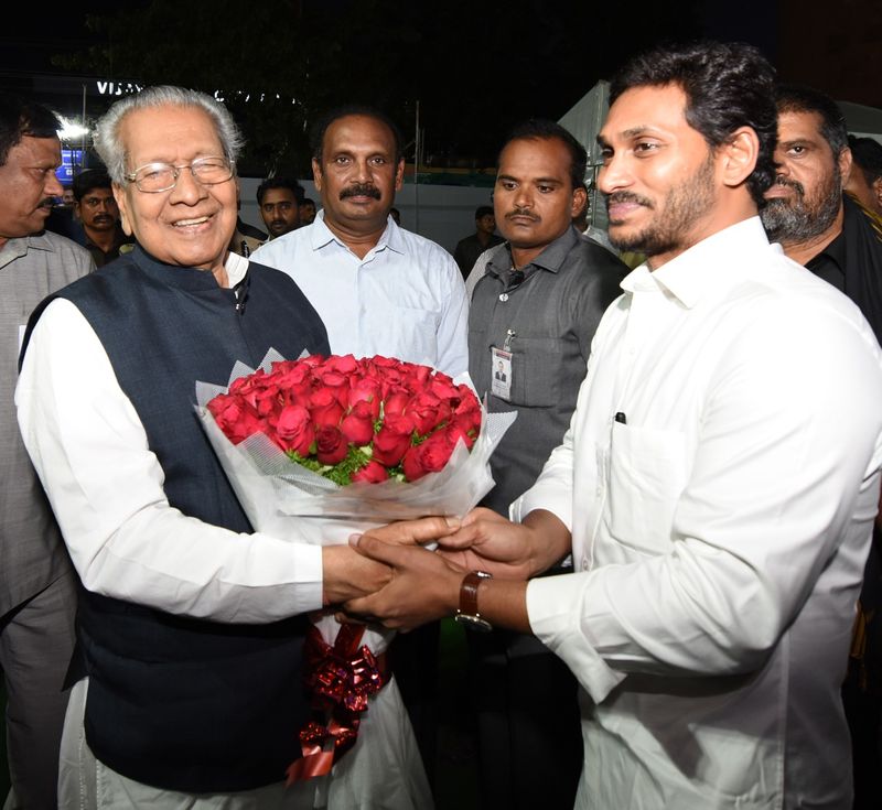 cm jagan governor biswabhushan attended in ap formation day celebrations in vijayawada