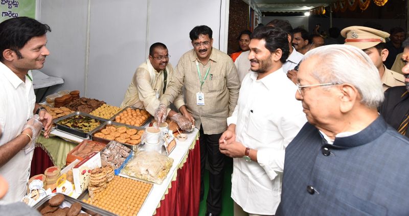 cm jagan governor biswabhushan attended in ap formation day celebrations in vijayawada