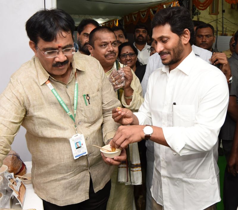 cm jagan governor biswabhushan attended in ap formation day celebrations in vijayawada