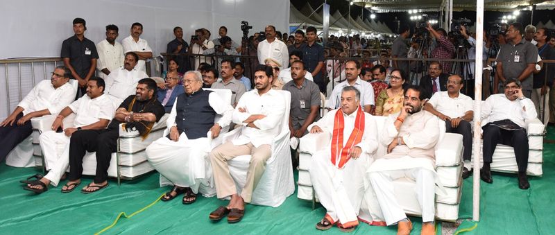 cm jagan governor biswabhushan attended in ap formation day celebrations in vijayawada