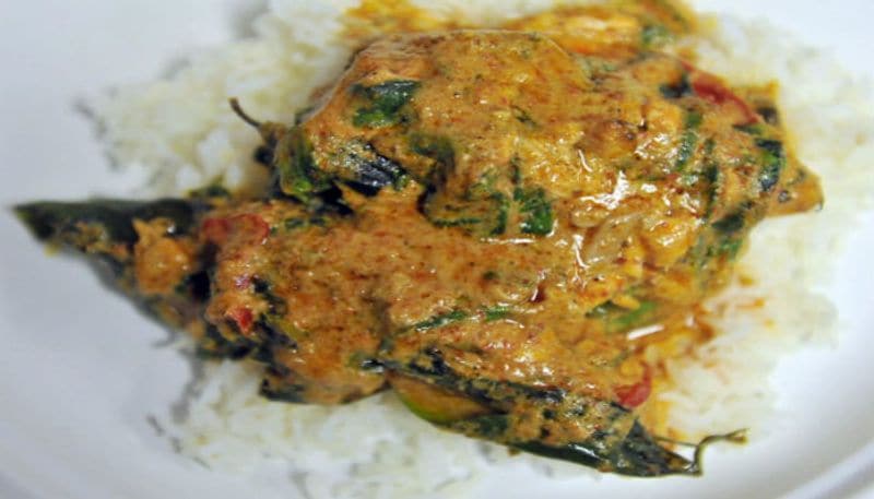 ভাত, ডালের সঙ্গে রাখা হয়েছিল কাতলা এবং ভেটকি মাছের পদ।