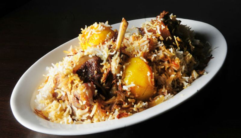 এর পাশাপাশি ছিল বিরিয়ানি, খাসির মাংস এবং মুরগির মাংসের দু' তিন রকমের পদ।