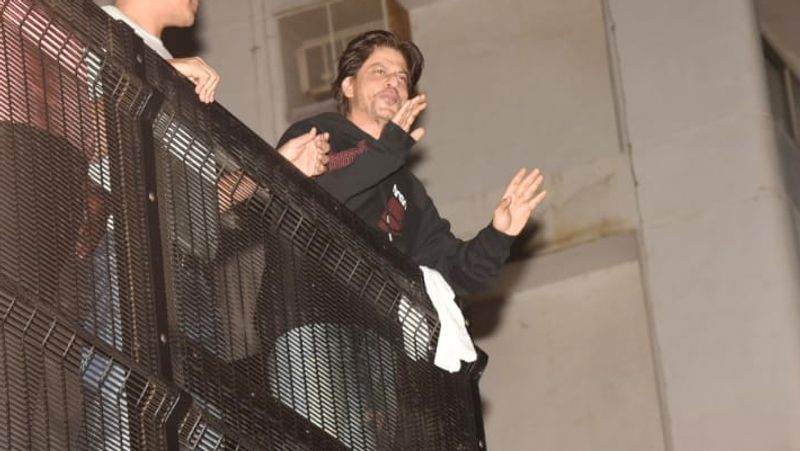Shahrukh khan Birthday Actor comes out from Mannat to Meet his fans in Mid night