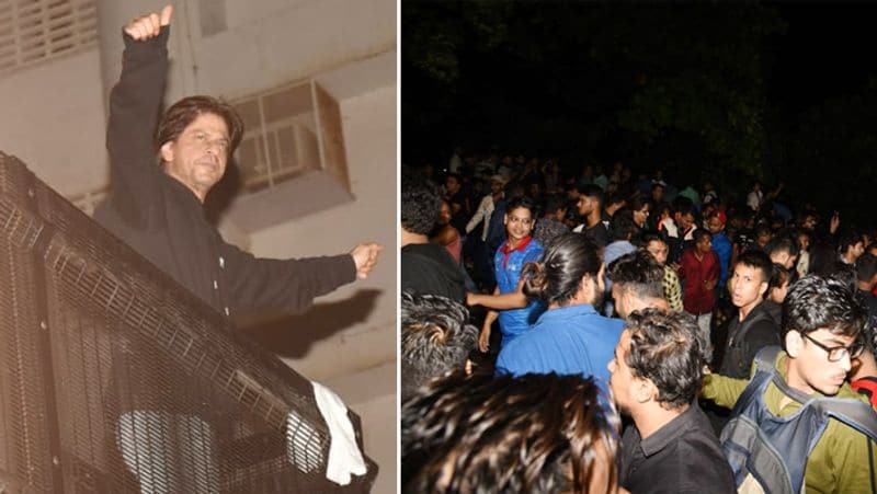 Shahrukh khan Birthday Actor comes out from Mannat to Meet his fans in Mid night