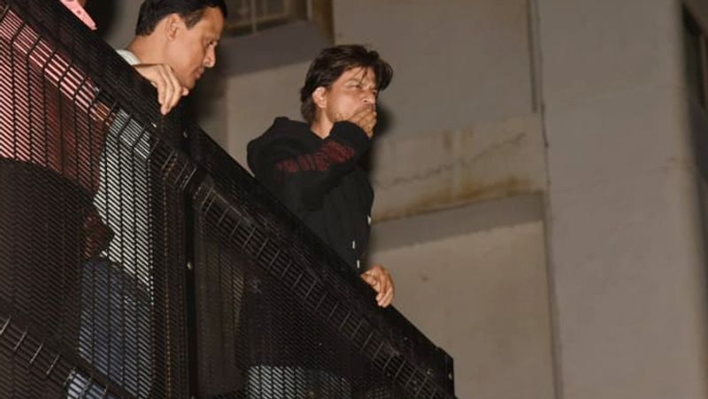 Shahrukh khan Birthday Actor comes out from Mannat to Meet his fans in Mid night