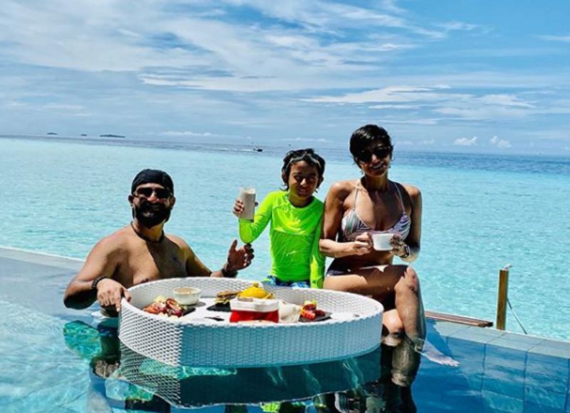 these 6 photos of bikini clad Mandira Bedi will awe