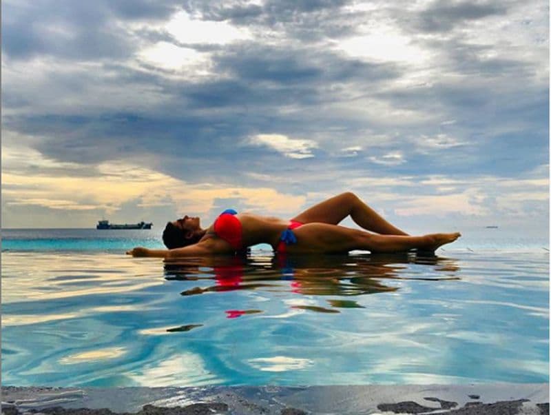 these 6 photos of bikini clad Mandira Bedi will awe