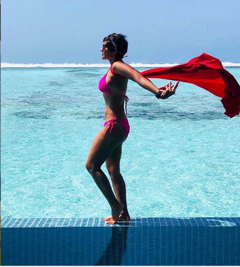 these 6 photos of bikini clad Mandira Bedi will awe