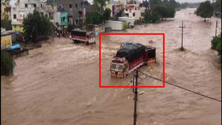 Heavy rainfall leads to flood like situation in Nashik district Maharashtra Heavy rainfall leads to flood like situation in Nashik district Maharashtra