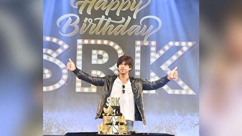 Shahrukh khan birthday celebration Actor Danced on his Movie Song Chaiyya Chaiyya