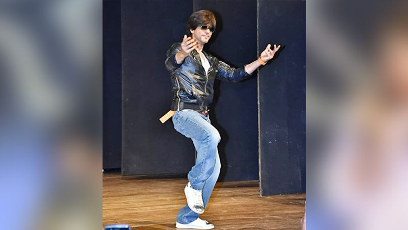 Shahrukh khan birthday celebration Actor Danced on his Movie Song Chaiyya Chaiyya