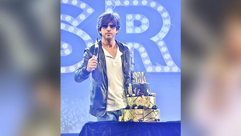 Shahrukh khan birthday celebration Actor Danced on his Movie Song Chaiyya Chaiyya