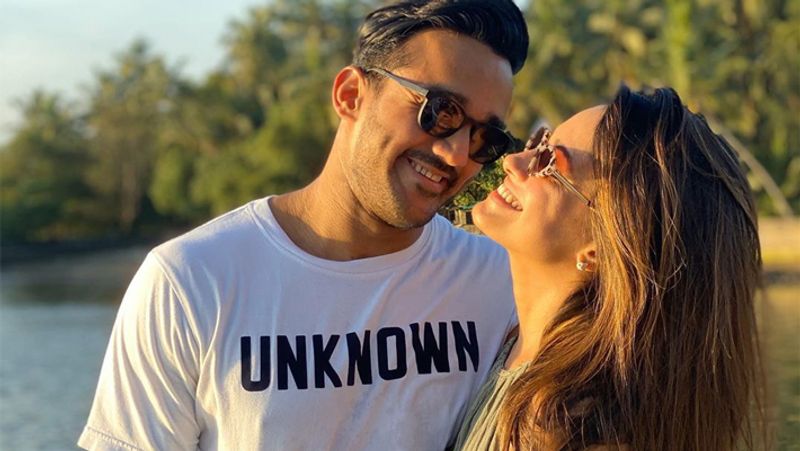 Anita Hassanandani Kiss Husband Rohit Reddy Enjoying Vacation In Goa