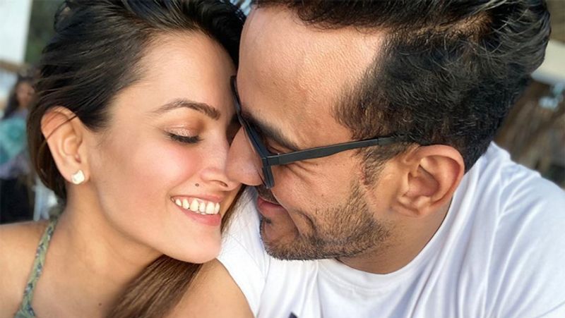Anita Hassanandani Kiss Husband Rohit Reddy Enjoying Vacation In Goa