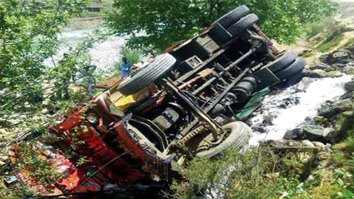 Jammu: including a girl Three people died, while the truck slipped off the road Jammu: including a girl Three people died, while the truck slipped off the road