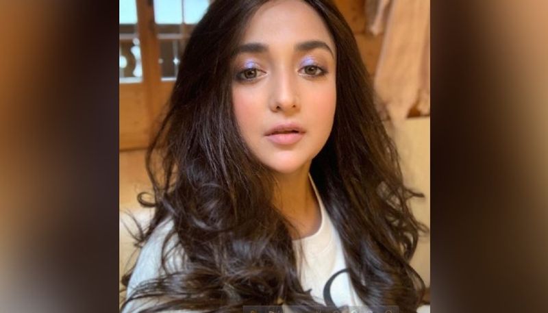 মোনালি আরও জানিয়েছেন, এখানে আসার পর ও ভিসা পাবে সেটা ভেবেছিল। কিন্তু পুরোটাই যেন উল্টো। মাইককে পুরো দেশ থেকেই তাড়িয়ে দিচ্ছিল। 