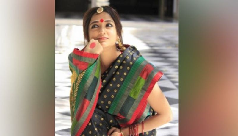 ২০১২ সালে মুক্তি পাওয়া 'আইয়া' ছবির গানটি, মোনালি এবং শালমালী একই সঙ্গে গেয়ে খুব জনপ্রিয় হয়েছিলেন।