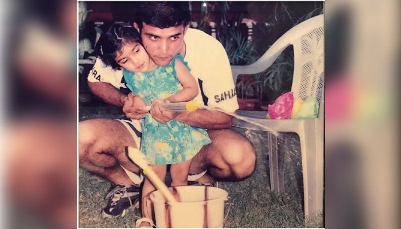 ছোটবেলার সেই ছােট্ট সানা আজ অষ্টাদশী। ছোটবেলা থেকে বাবার বড্ড প্রিয় সানা। কাজের সূত্রে বেশিরভাগ সময়েই বাইরে থাকলেও সুযোগ পেলেই মেয়ের সঙ্গে খুনসুটিতে মাতেন মহারাজ। ঠিক তেমনই ছোটবেলার সানাকে নিয়ে পিচকারি হাতে হোলিতে মেতেছেন সৌরভ। আর তারই এক টুকরো ছবি শেয়ার করে নিয়েছেন সকলের সঙ্গে।