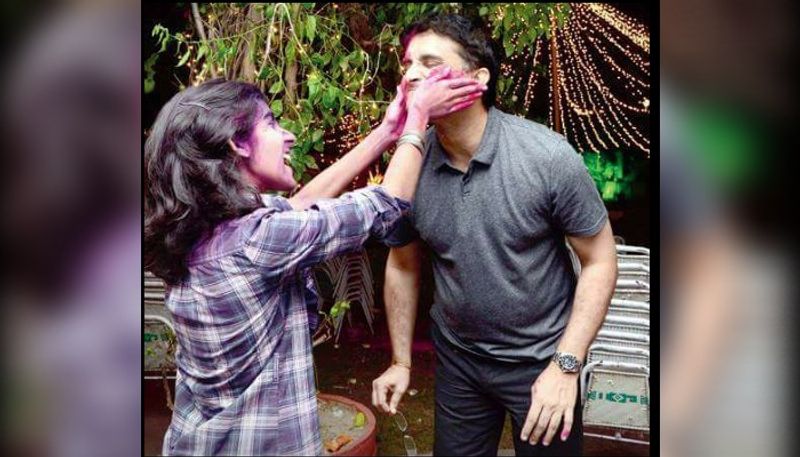 এই ছবিটিতেও বাবার সঙ্গে আবীর খেলতে দেখা যাচ্ছে সানাকে। দুজনেই বেশ ব্যস্ত রয়েছেন রং খেলাতে। খুবই আনন্দের সঙ্গে মুহূর্তটাকে উপভোগ করছেন বাবা ও মেয়ে।