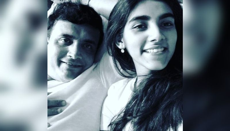 মেয়ের সঙ্গে প্রতিটি মুহুর্তই যেন স্বর্গীয় সুখ মহারাজের। ব্যস্ত জীবনে স্ট্রেস দূর করার সবচেয়ে ভাল জায়গা এটি।