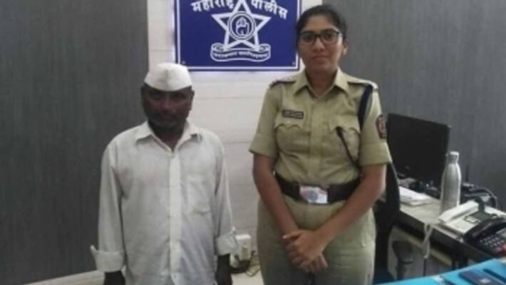Maharashtra man returned 40 thousand rupees lying at bus stop wins netizens heart Maharashtra man returned 40 thousand rupees lying at bus stop wins netizens heart