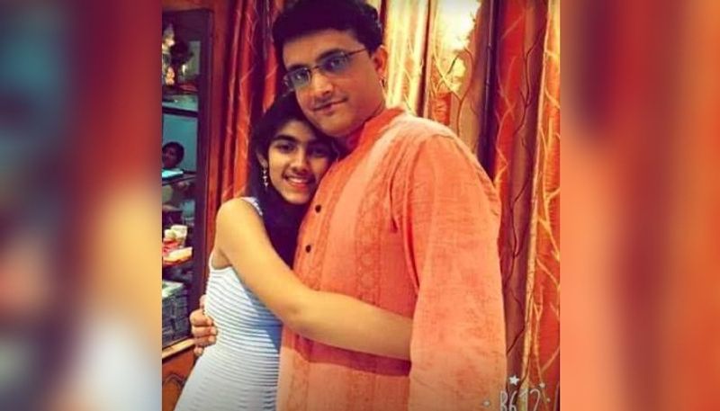 বাবাকে জড়িয়ে ধরে রয়েছে সানা। সময় খুব তাড়াতাড়ি কেটে যাচ্ছে। জন্মদিনের শুভেচ্ছাবার্তা জানানোর পাশাপাশি মেয়ের বয়সের সংখ্যাটাও উল্লেখ করেছেন সৌরভ।
