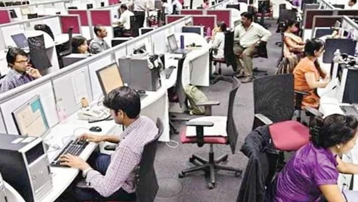 DLF not to sack any employee, to give hike to select staff DLF not to sack any employee, to give hike to select staff