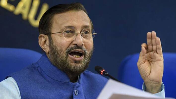 Central Minister Prakash Javedkar attack on Kejariwal for pollution in Delhi. Central Minister Prakash Javedkar attack on Kejariwal for pollution in Delhi.
