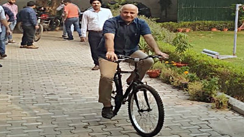 odd even First day in Delhi Sisodia reached office by bicycle and Vijay Goel broke the rules