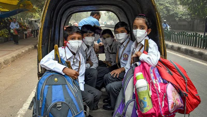 odd even First day in Delhi Sisodia reached office by bicycle and Vijay Goel broke the rules